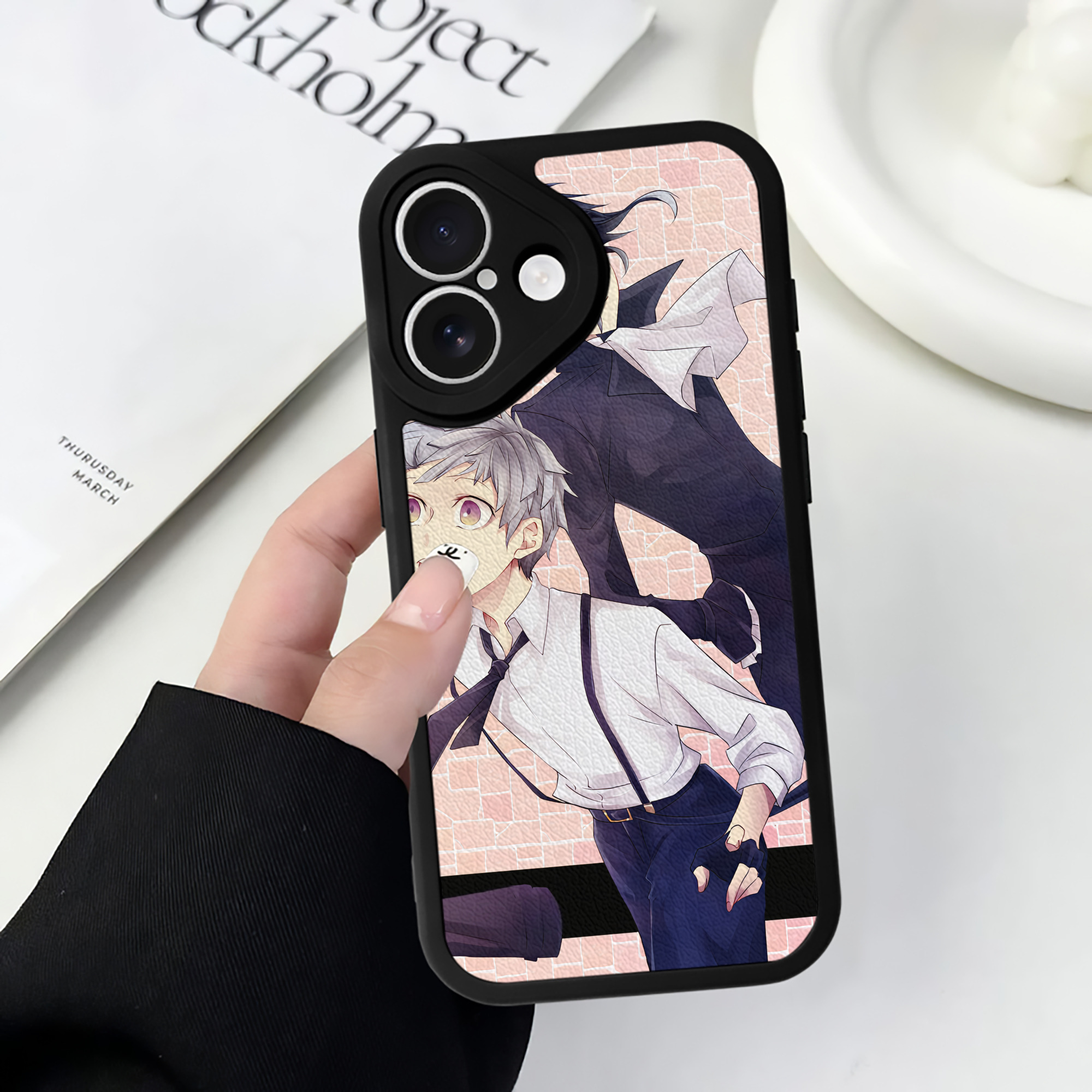 （画像用） 文豪ストレイドッグス Bungo Stray Dogs 【iPhone 16シリーズ対応】シリコンスマホケース（レザー調） 材質：シリコン